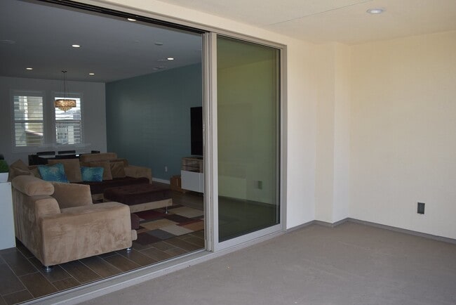 Building Photo - 3 Story 4 Bedroom 3.5 Bath Home in Del Sur...