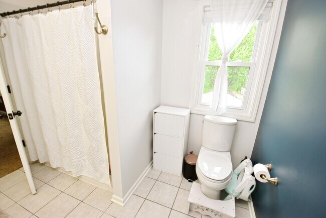 Building Photo - Large 4-5 bedroom 2.5 bath home in South B...