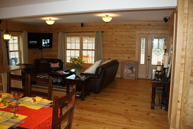 Building Photo - Available 6/1/26 - Student Housing 6 BR 3 BA Log Cabin Close to W&L