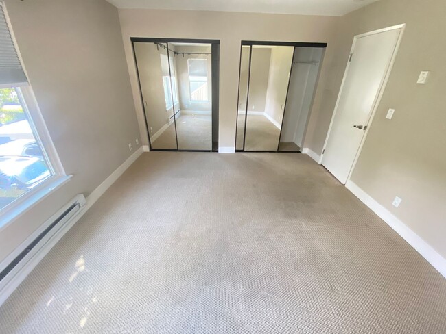 Building Photo - Advent - Low Deposit Bright Top Floor Condo!