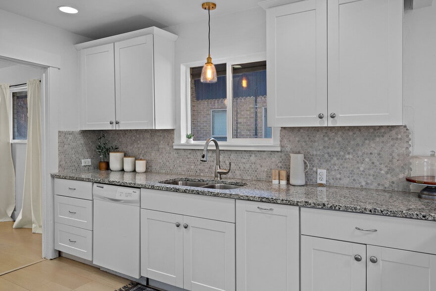 Building Photo - 370 W 400 S