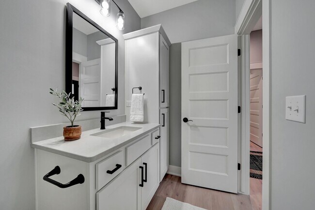 Building Photo - Beautiful Luxury Townhome