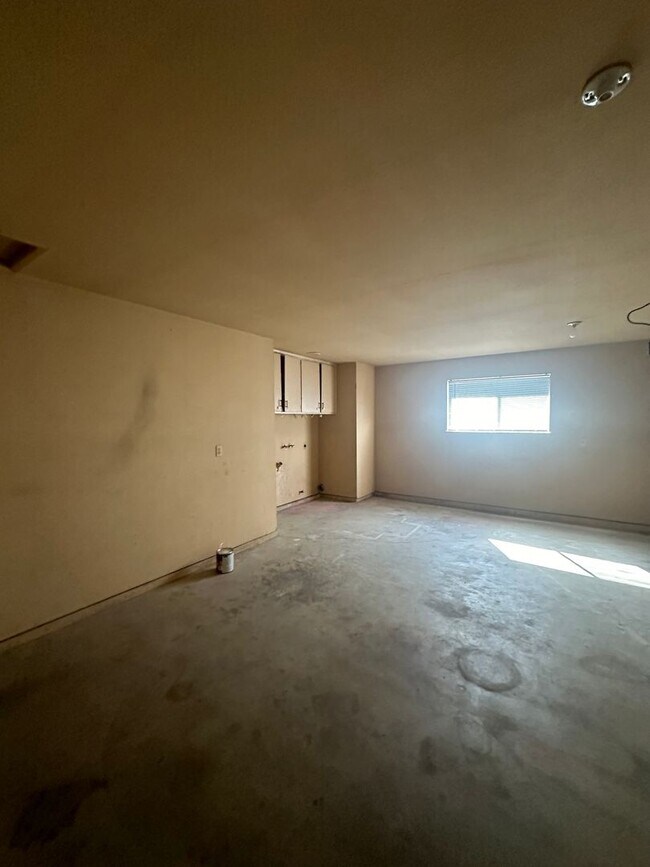 Building Photo - 4703 W Cypress Ave