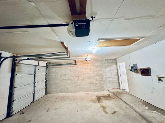 Building Photo - 5207 Thunderbird St