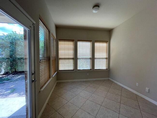 Building Photo - 633 Peregrine Way
