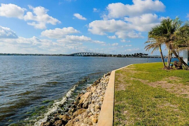 Building Photo - 4041 NE Breakwater Dr