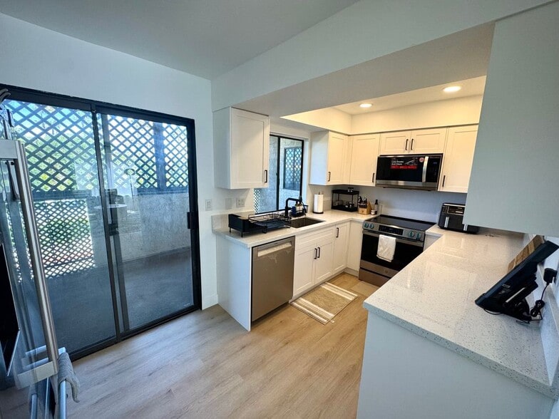 Building Photo - 400 S Flower St