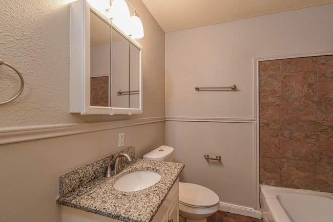 Building Photo - 208 17th Ave N