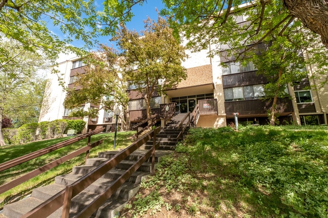 Building Photo - 3470 S Poplar St