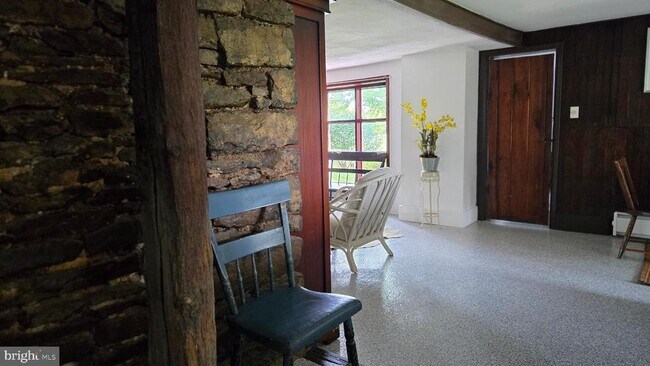 Building Photo - 253 Dark Hollow Rd