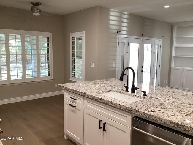 Building Photo - 305 Cloud Song E