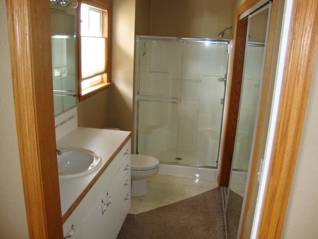 Building Photo - Great 4 bed Duplex