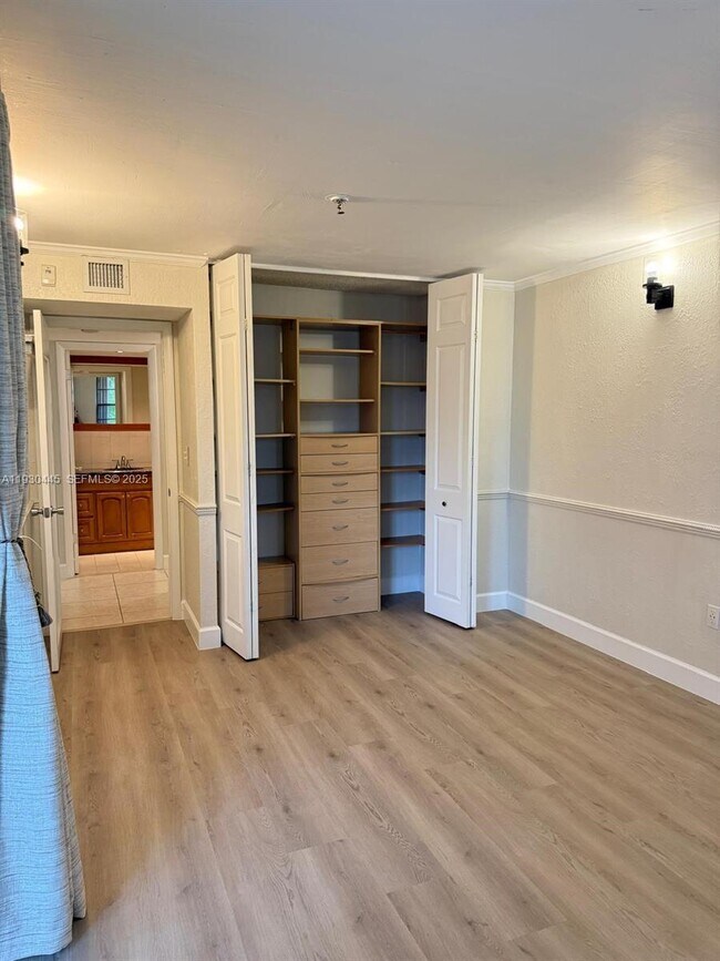 Building Photo - 671 NE 195th St