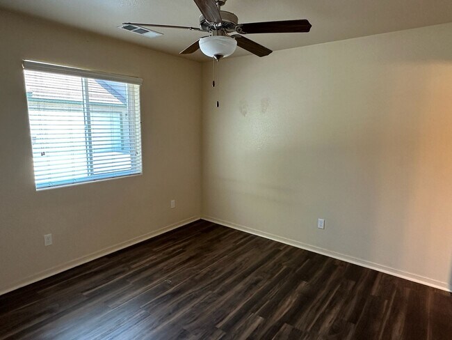 Building Photo - 2011 Bella Oaks Dr