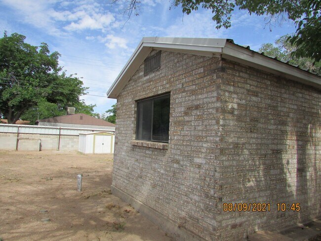 Building Photo - Newly remodeled 5 bedroom/2 bath home