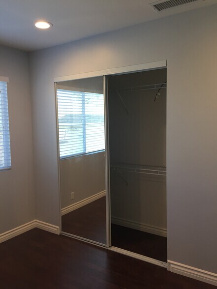 Building Photo - 8422 Glider Ave