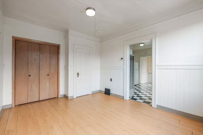 Building Photo - Great deal on a plex in Goose Hollow!