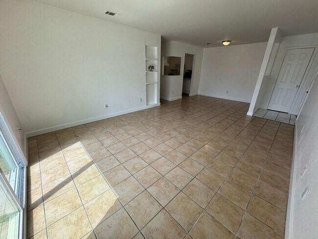 Building Photo - Gulf Breeze - Greenbriar Estates - 2 bed, 1 bath - Lawn care included
