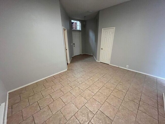 Building Photo - Bright & Inviting Home with Walk-In Closet...