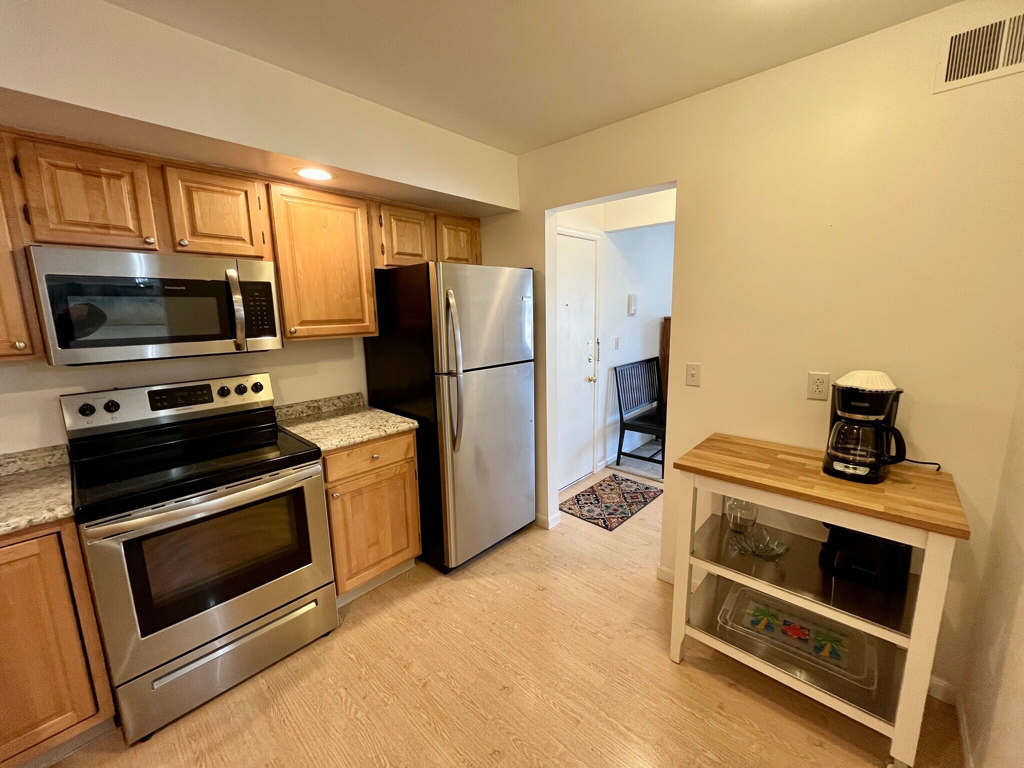 Building Photo - 3622 Lakeshore Dr