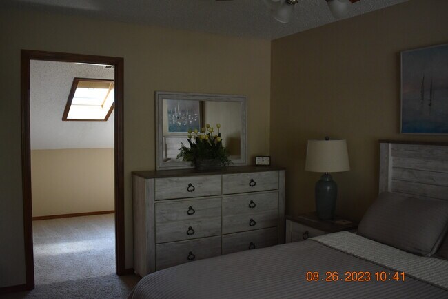 Upstairs Dresser (Queen) - 3126 Station Ct