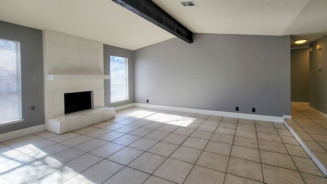 Building Photo - 8525 Del Rey Ave