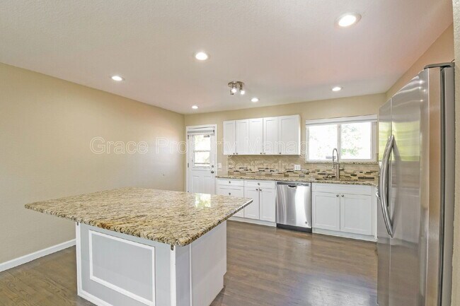 Building Photo - 1557 S Salida Way