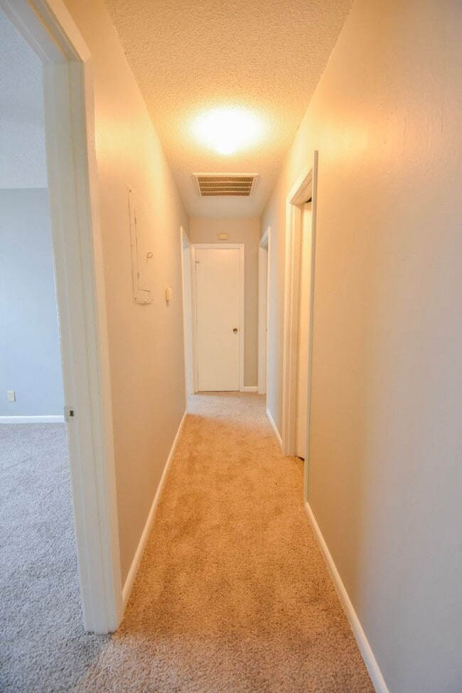 Building Photo - 3 Bedroom and 1.5 Bath Home- Hardwood Floors