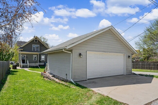 Building Photo - 1154 Hotz Ave