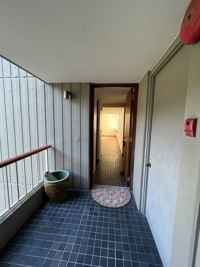 Building Photo - 1521 Punahou St