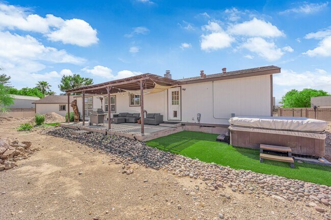Building Photo - Single-Level Living with Giant Garage & Ba...