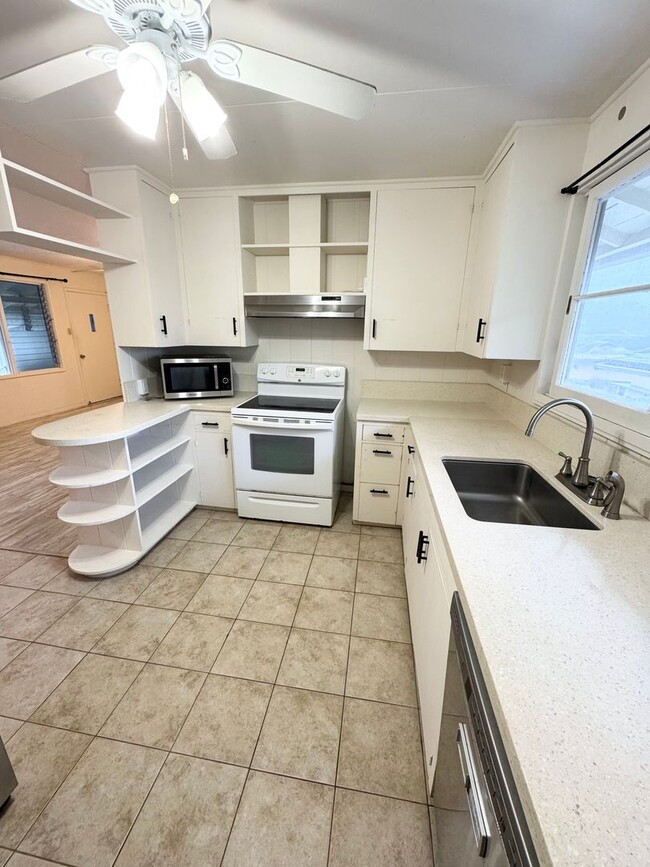 Building Photo - Move in ready 3 bedroom w/ parking near Li...