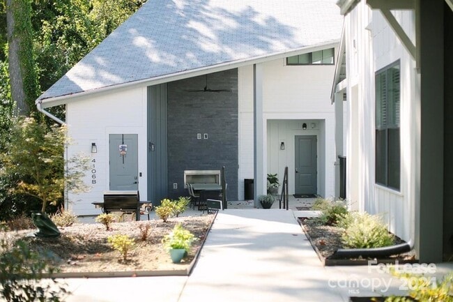 Building Photo - 2925 Commonwealth Ave