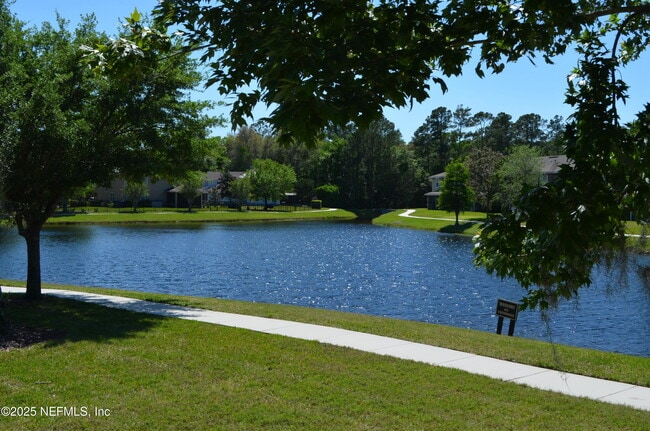Building Photo - 800 Black Cherry Dr S