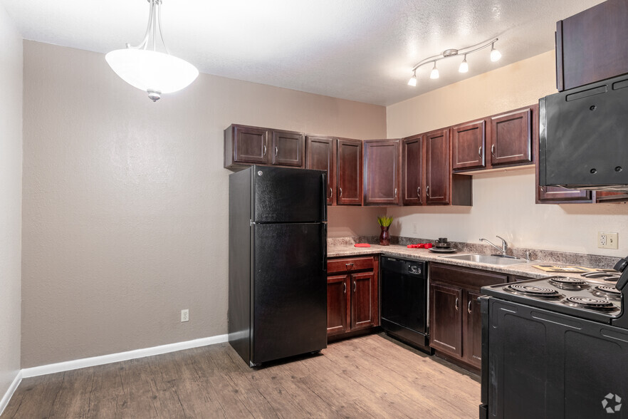 2BR, 1BA - 675SF - Kitchen - Album Park Apartments