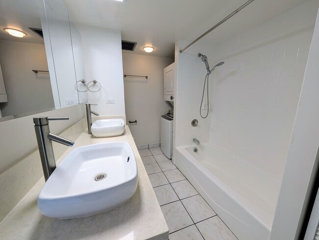 Building Photo - Large studio in the heart of Waikiki with assigned parking