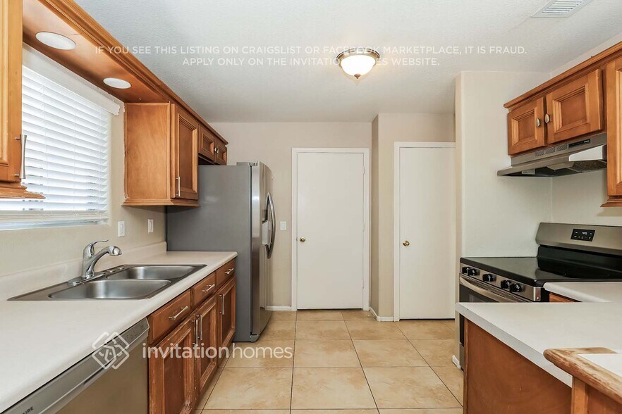 Building Photo - 8321 W Avalon Dr