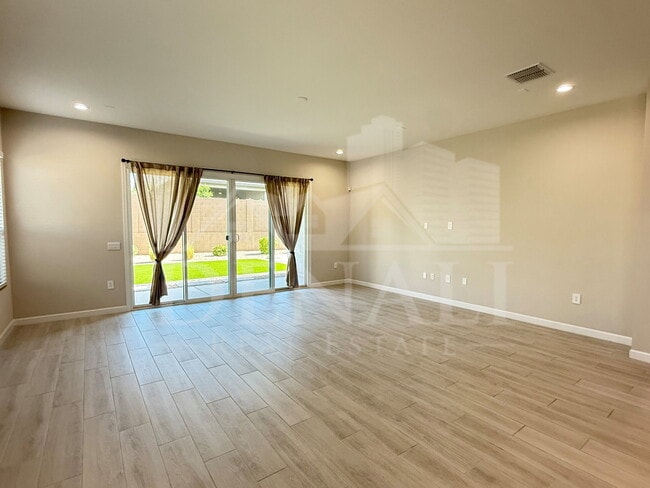 Building Photo - 6010 E Quail Ave