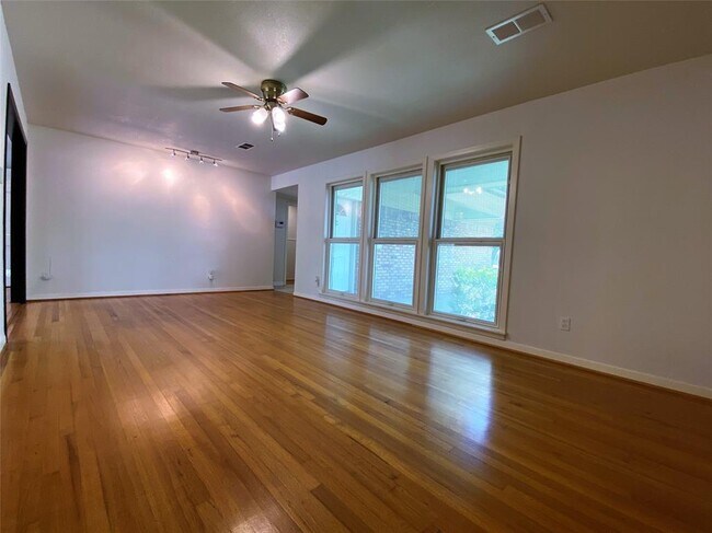 Building Photo - 5242 Beechnut St