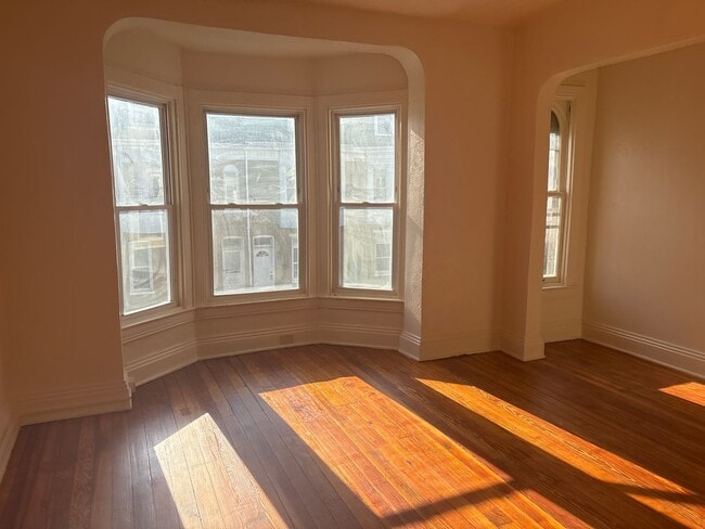 Building Photo - 3 Bedroom 1 Bath 2nd/3rd Floor Apartment-York City SD