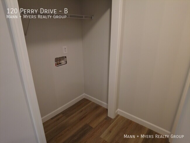 Building Photo - 120 Perry Dr