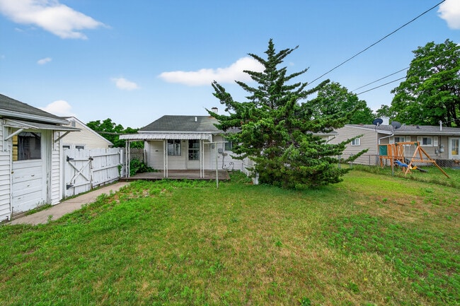 Building Photo - 3415 Whitcomb Ave