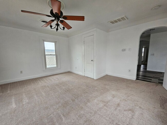 Building Photo - SW 4 bedroom 2 bath with fenced yard