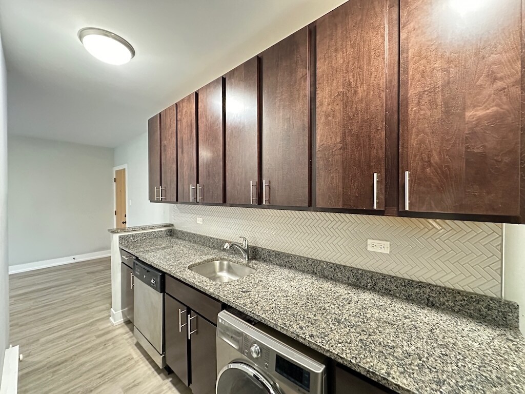 Building Photo - 708 W Brompton Ave