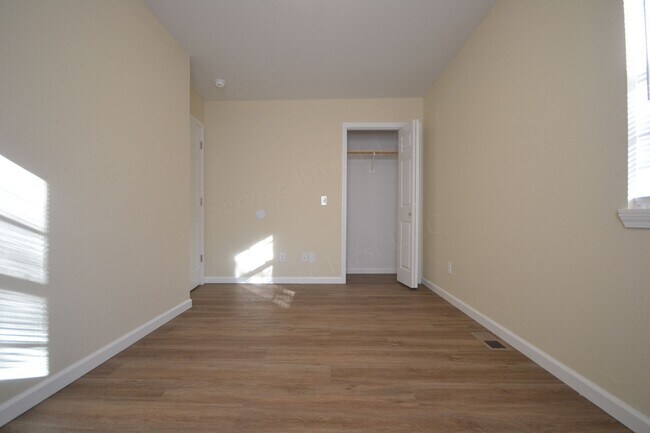 Building Photo - Spacious 3 Bed, 1.5 Bath Fourplex Unit in Buffalo, MO