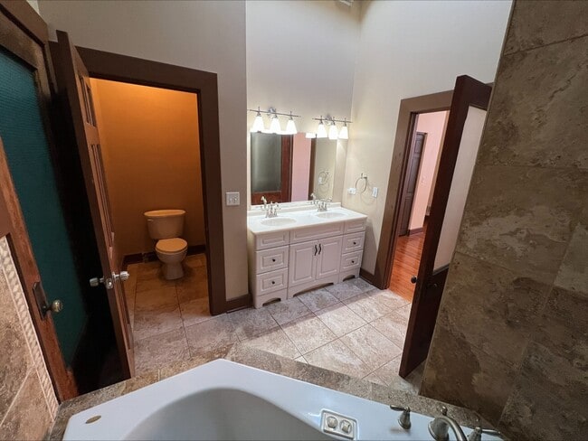 Building Photo - 26 E Downer Pl