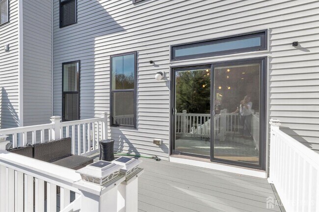 Building Photo - 29 Beachwood Dr