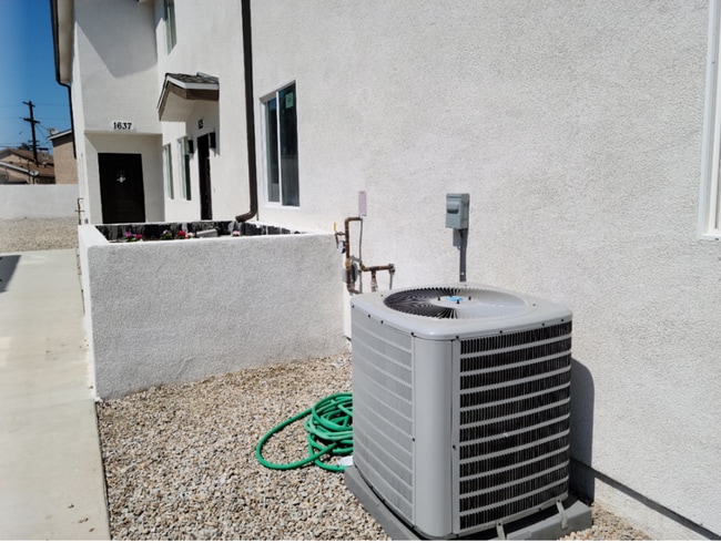 Building Photo - 33(1635)