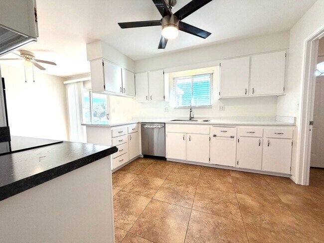 Building Photo - 55+ community-Move-in Ready 2 Bedroom 2 Bath Sun City Home!