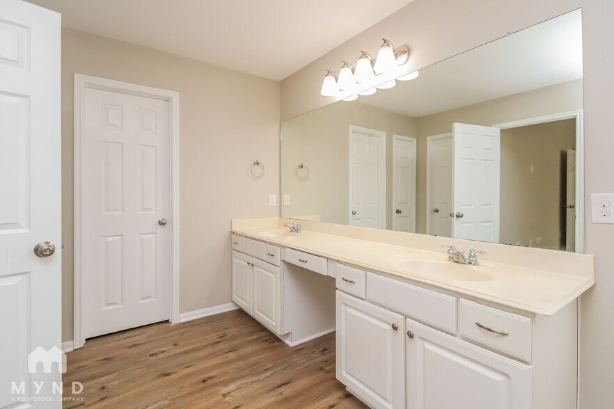Building Photo - 5019 Forest Hurst Dr